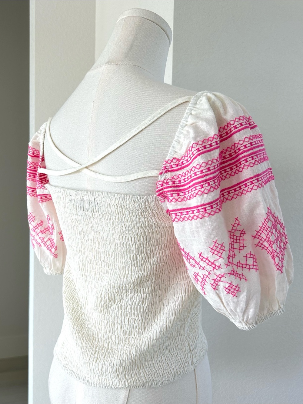 Strut & Bolt Linen Off White Pink Embroidered Puff Sleeve Smocked Top Medium